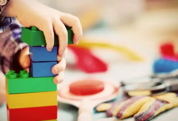 Les jouets en bois Montessori sont-ils adaptés aux enfants de tous les âges ?